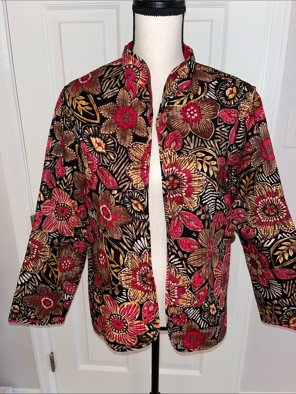 Alfred Dunner Floral Quilted Lightweight Jacket in Black, Red & Gold - 14P